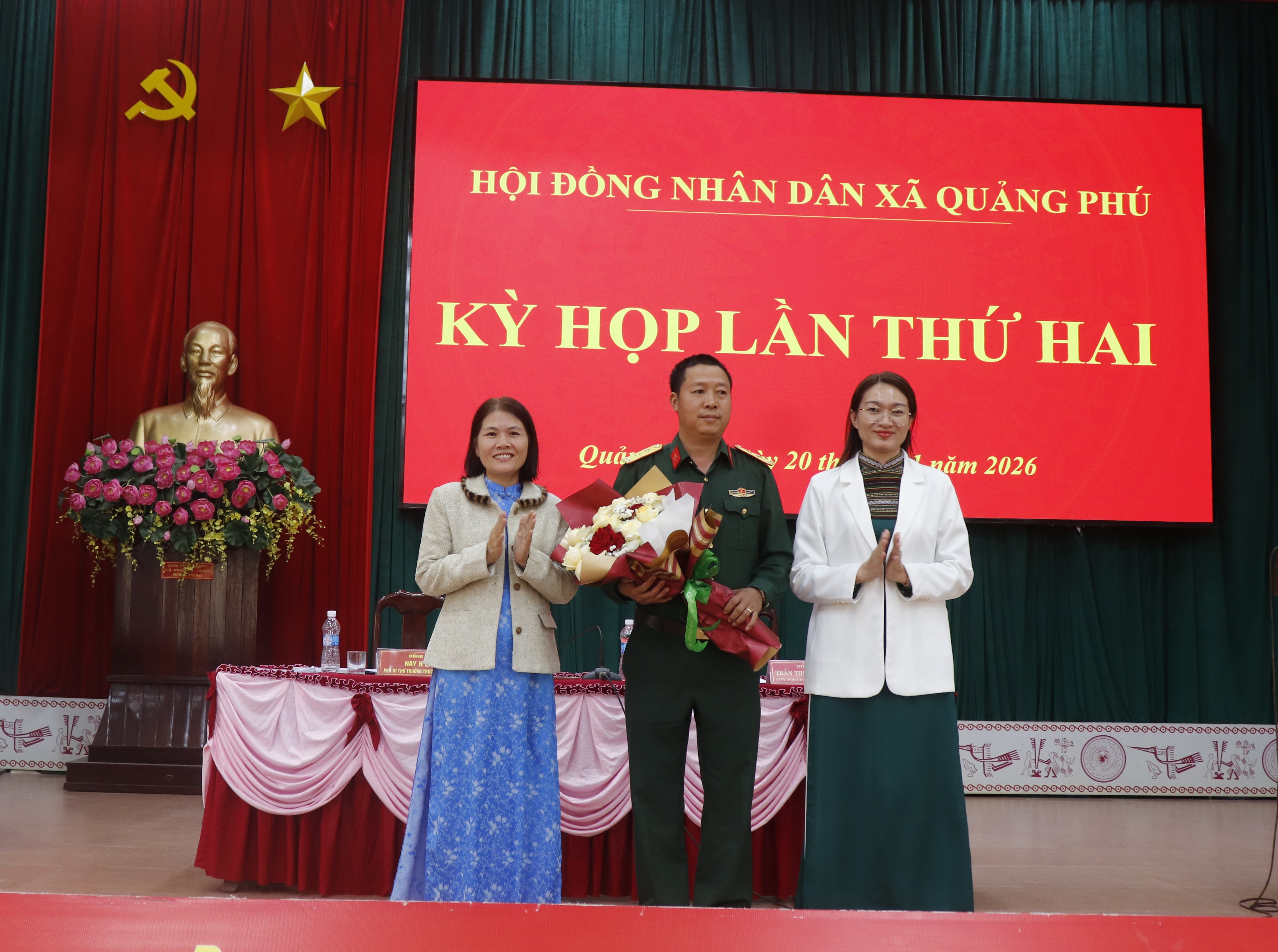 tăng hoa chuc mung UV UBND xa